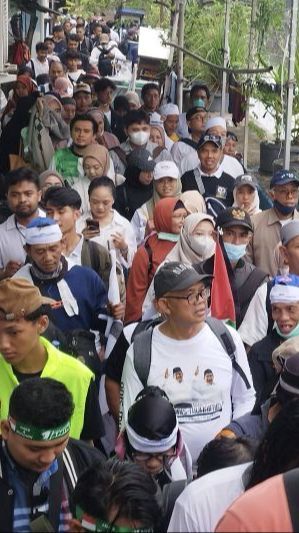 Hadiri Kampanye Akbar di JIS, Pendukung Anies-Cak Imin Jalan Kaki Susuri Gang Kecil Sampai Kendaraan Dititip ke Rumah Warga