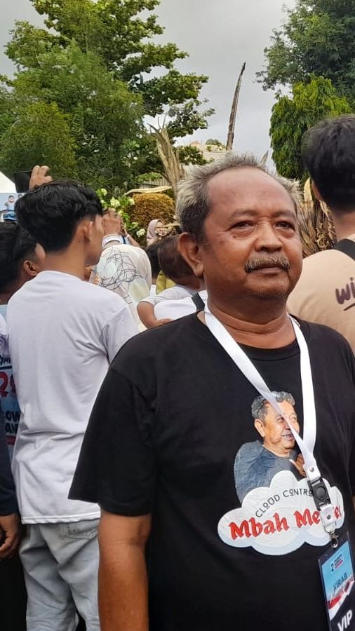 Aksi Joko Menthek, Sang Pawang Hujan Berjalan Kaki Keliling Simpang Lima Sambil Baca-Baca