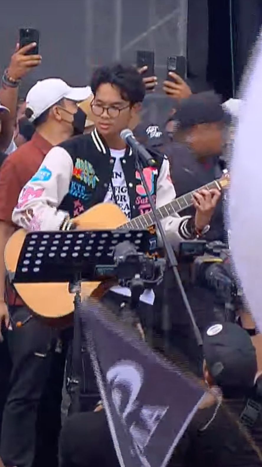 FOTO: Aksi Alam Ganjar Main Gitar Bareng Abdee Slank, Ganjar dan Atikoh Nyanyi