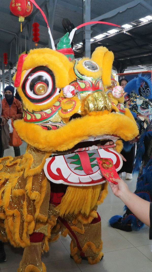 Atraksi Barongsai dan Bagi-Bagi Angpau Meriahkan Tahun Baru Imlek di Stasiun Kereta Api Jember