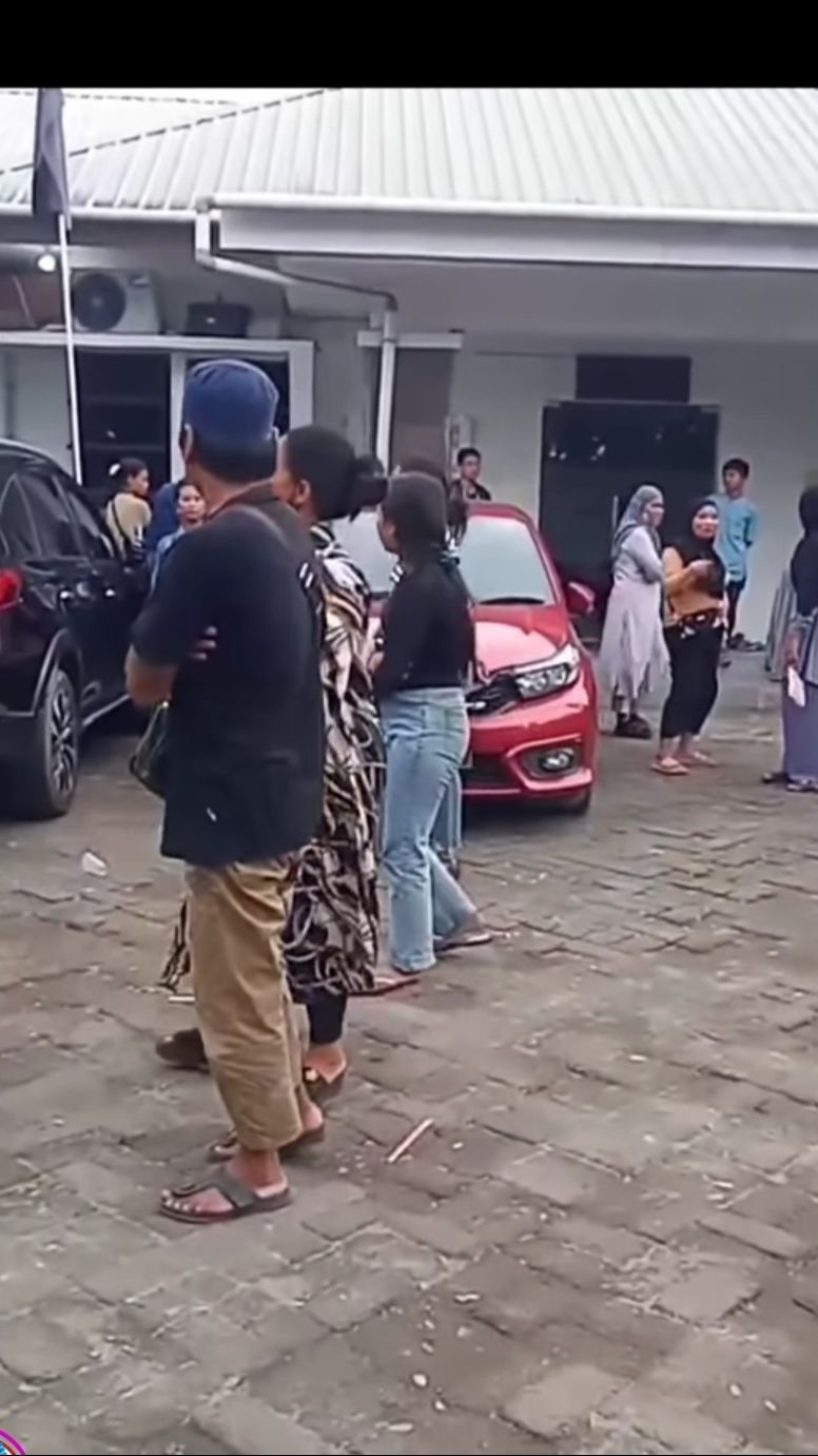 Tagih Upah Kerja, Petugas Sortir Lipat Surat dan Kotak Suara Datangi KPU Makassar