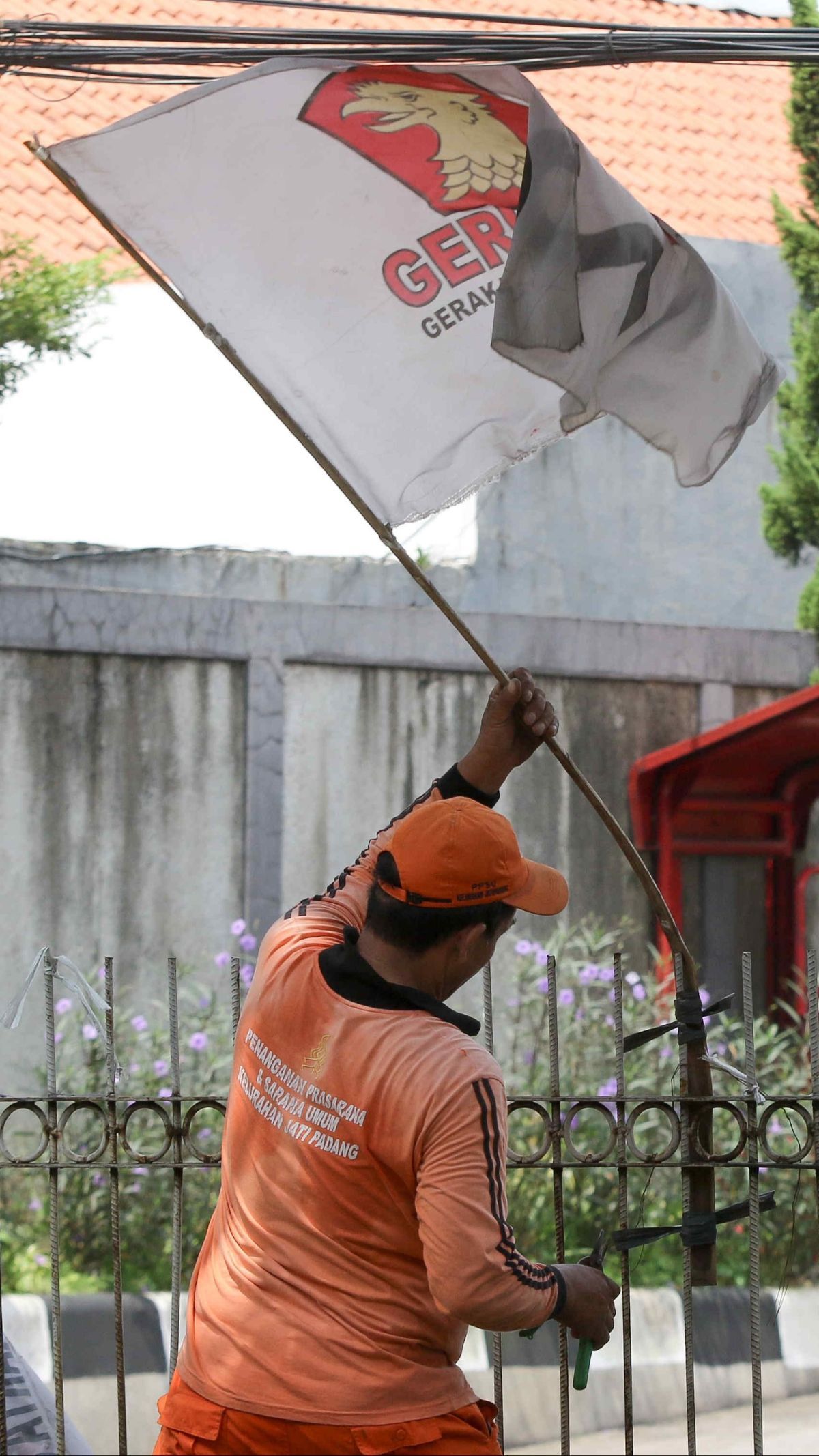 FOTO: Masa Tenang Pemilu 2024, Alat Kampanye yang Bikin Kumuh Mulai Dicopoti