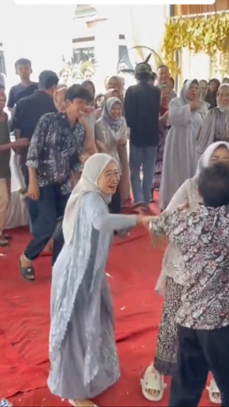 Viral Wanita Menangis saat Tahu Ayahnya Dapat Buket Bunga dari Pengantin, Takut Nikah Lagi