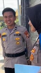 Pasutri Sama-sama Polisi 'Tertangkap Basah' lagi Berduaan di Mapolres, Berani-beraninya Gandengan Mesra di Depan Komandan