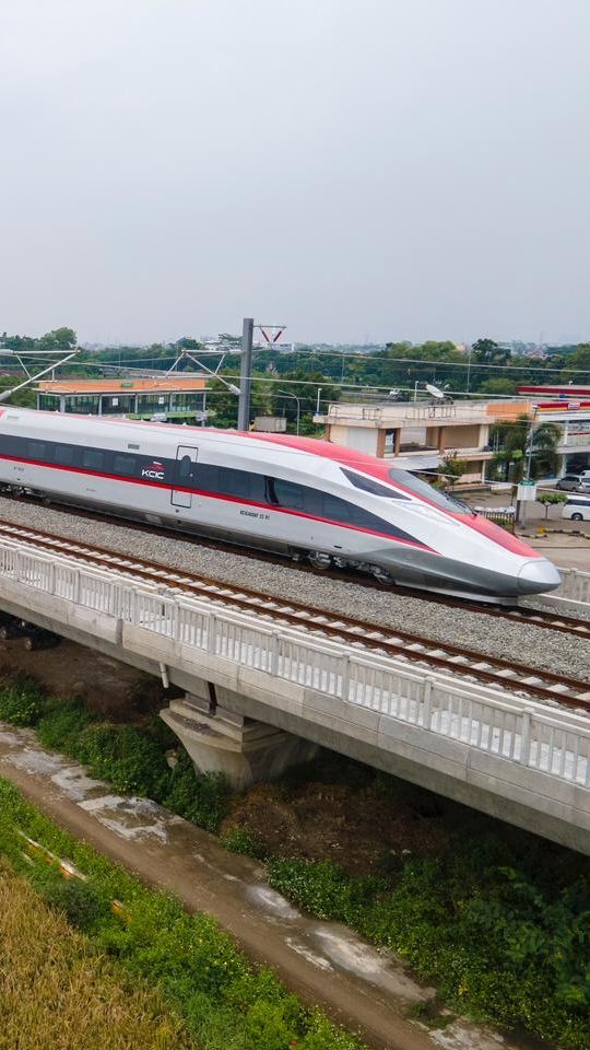 Kereta Semi Cepat Jakarta-Surabaya Dicoret dari Proyek Prioritas, Apa Bedanya dengan Kereta Cepat?