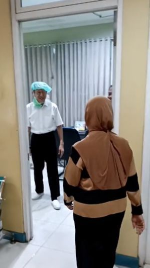 Pernah jadi Spesialis Mata Terbaik ke-2 di Indonesia, Sosok Dokter ini Amat Sederhana & Disiplin sampai Istri Harus Antre Berobat