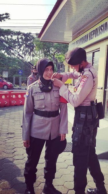 Momen Unik Orangtua & Anak Sama-sama Polisi Dinas di Tempat yang Sama, di Kantor Komandan di Rumah Keluarga