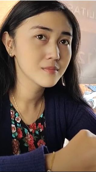 Mbak Penjual Kopi di Warung Ini Jadi Sorotan, Wajahnya Mirip Artis Cantik