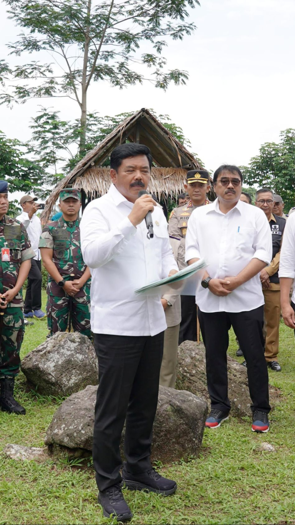 Serahkan Sertifikat Tanah di Kabupaten Bogor, Menteri ATR/BPN Ungkap Keuntungan bagi Masyarakat