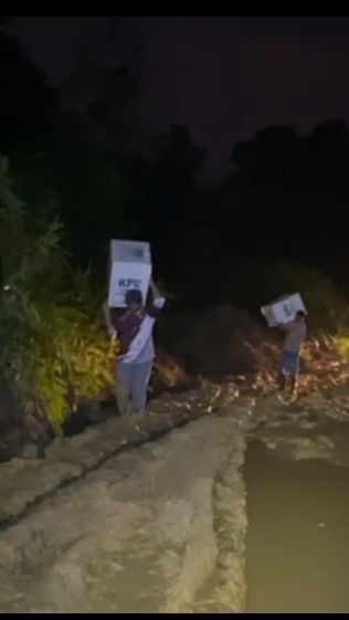 Potret Polisi Distribusi Logistik Pemilu, Gara-Gara Jalan Rusak Waktu Tempuh jadi 2 Jam Biasanya Cuma 45 Menit