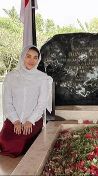 Potret Aaliyah Massaid Tampil Anggun Pakai Kerudung saat Nyekar ke Makam Bung Karno Tuai Pujian