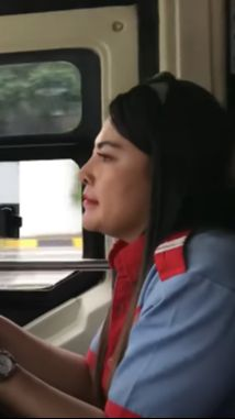 ⁠Liena Ozora Nyetir Bus dengan Santai Sambil Dengarkan Lagu 'Mangku Purel' Masuk ke Gang Sempit