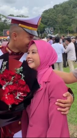 Dikira Istri Ternyata Ibunya, Ini Momen Manis Ibu Bhayangkari Hadiri Pelantikan Taruna Akpol Sang Anak, Wajahnya Curi Perhatian