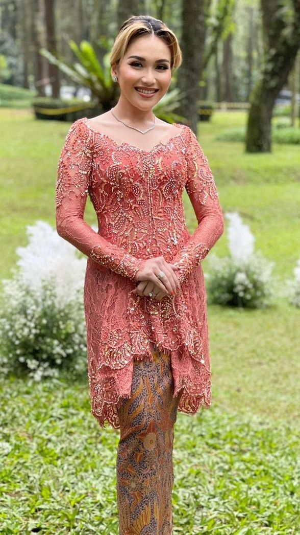 Dilamar Muhammad Fardhana, 8 Foto Ayu Ting-Ting Dalam Balutan Kebaya Yang Anggun & Menawan