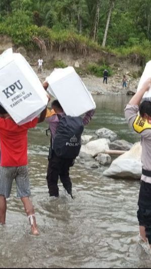 Perjuangan Bawa Logistik Pemilu di Pedalaman Maluku, Jalan Kaki 20 Km Lewati Sungai dan Hutan