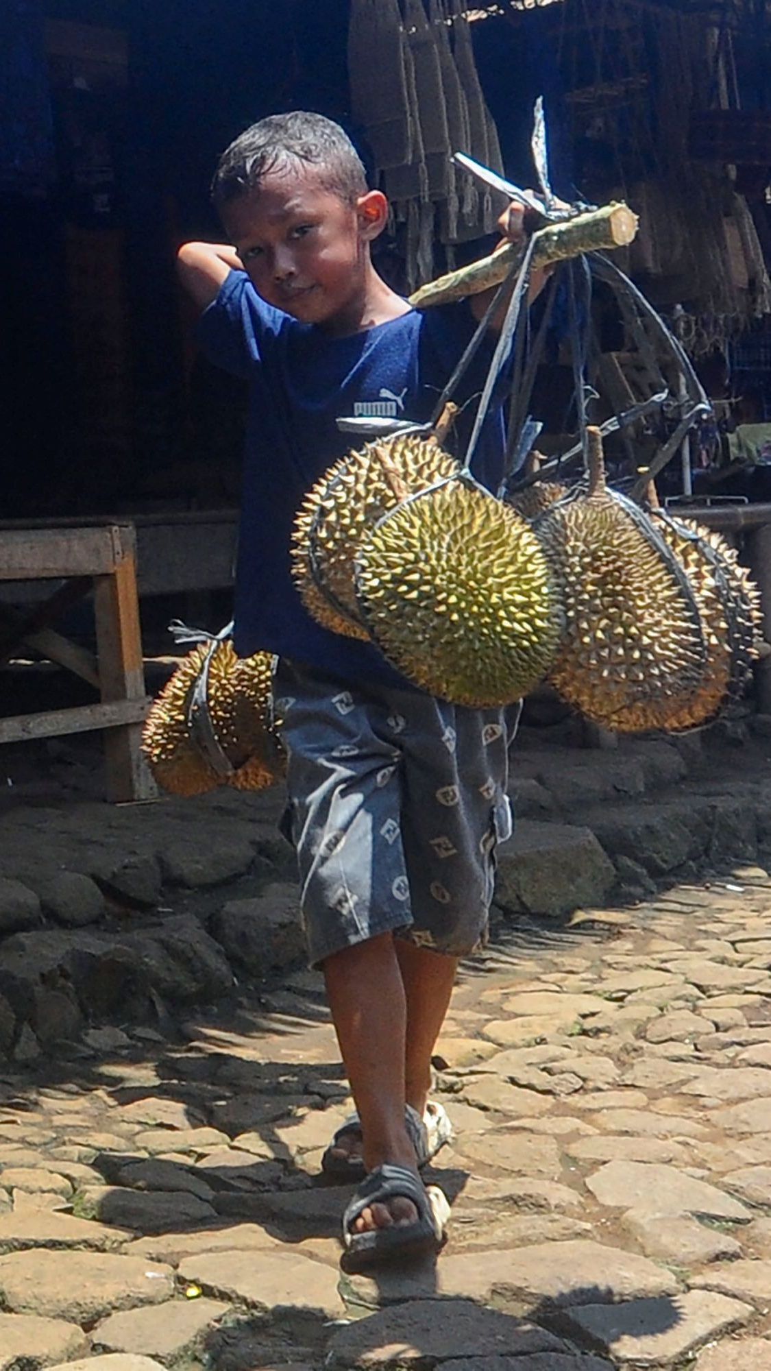 FOTO: Potret Kesederhanaan Bocah Suku Baduy Selalu Ceria Bantu Orang Tua Jualan Durian Pikul Keliling di Lebak