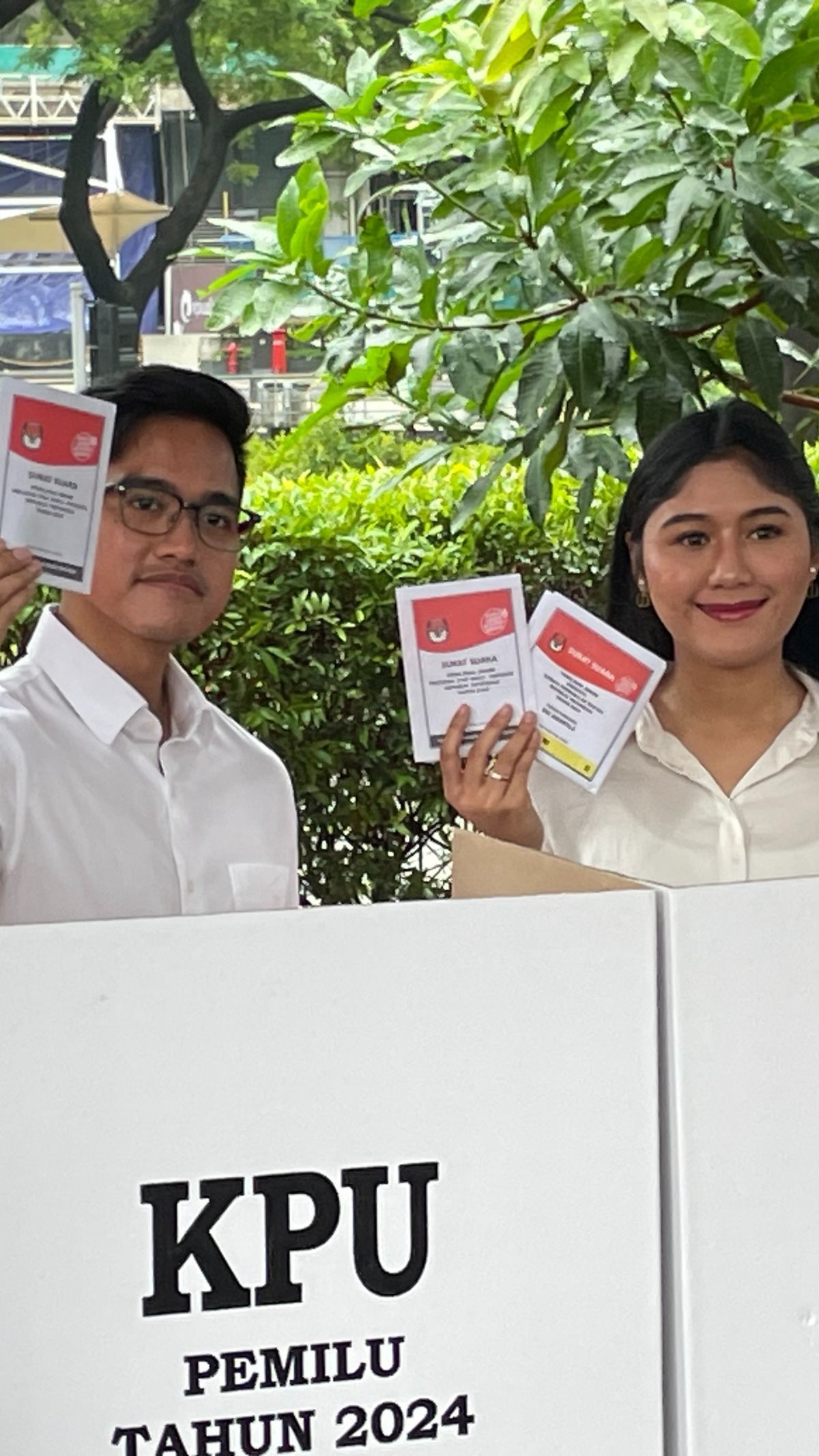 Kompak, Momen Kaesang dan Erina Nyoblos Bareng di TPS 63 Kuningan Jaksel