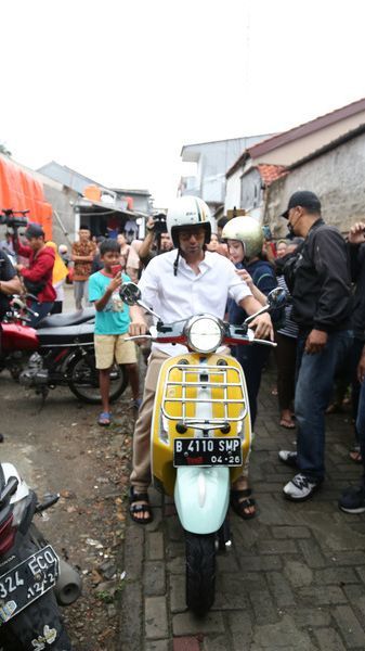 Bikin Salfok, Potret Raffi Ahmad dan Nagita Slavina Naik Motor saat Nyoblos ke TPS dengan Outfit Sederhana