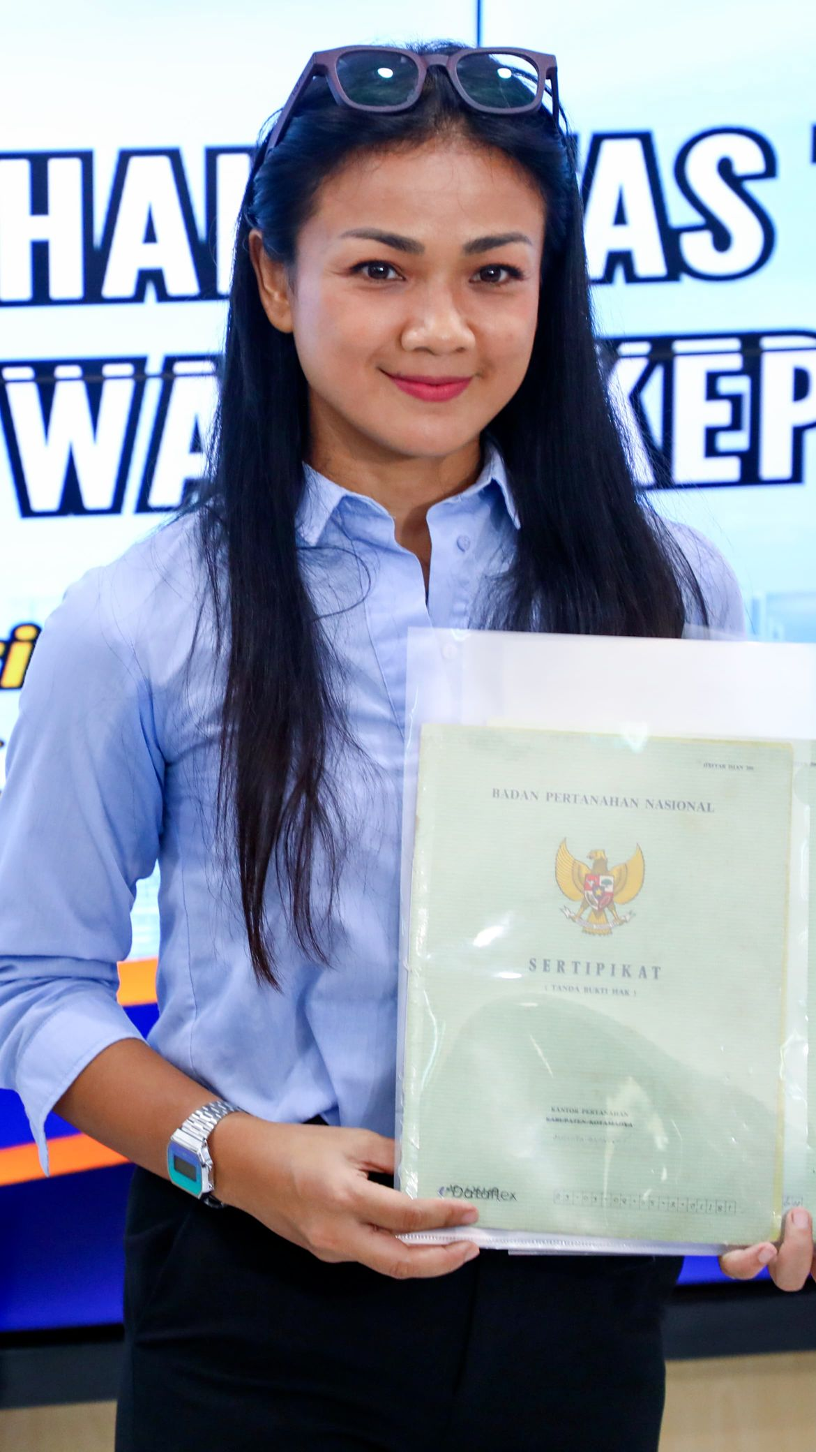 Tegakkan Keadilan, Kementerian ATR/BPN Serahkan Kembali Sertipikat Tanah Keluarga Nirina Zubir