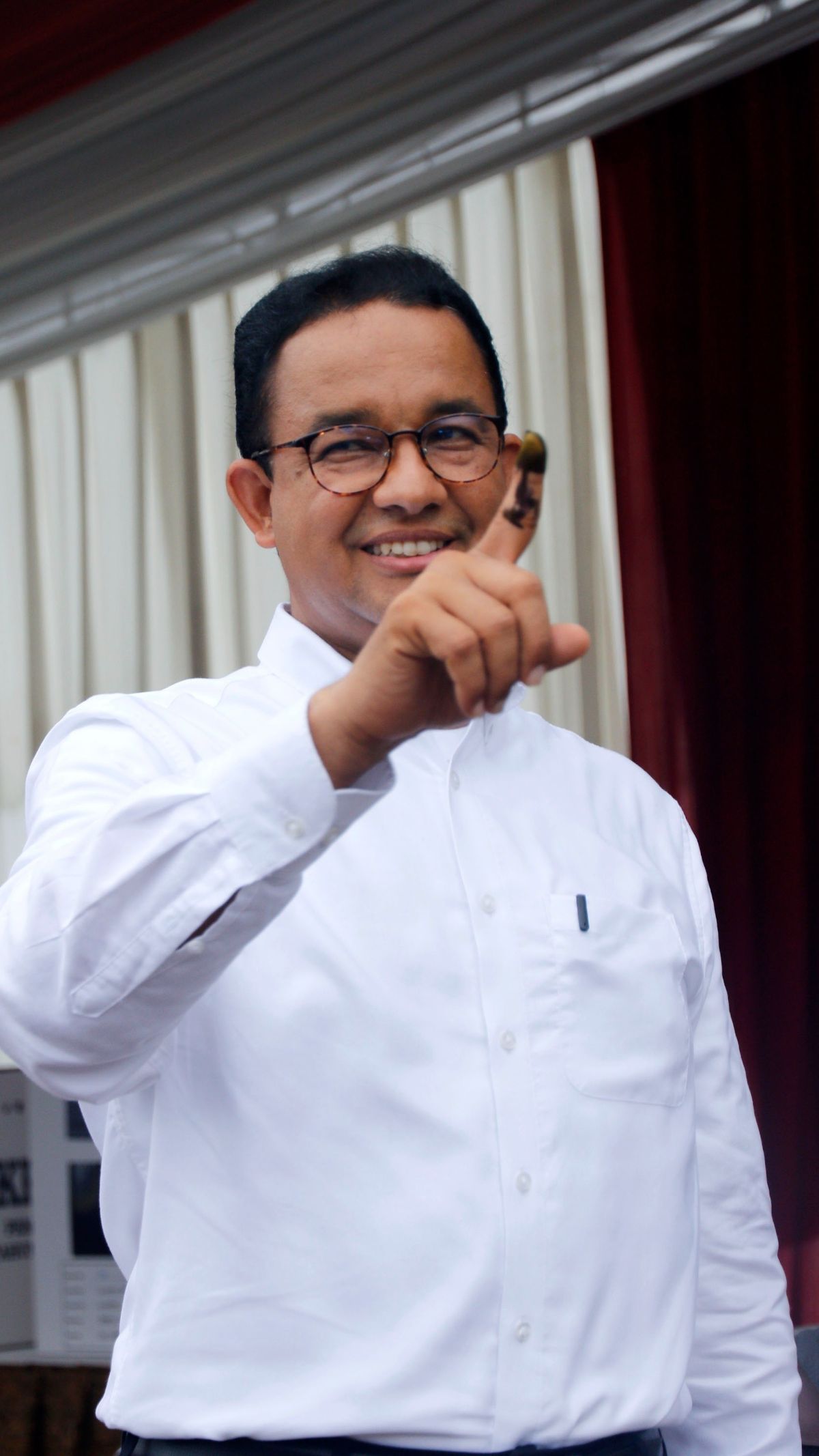 FOTO: Momen Anies Baswedan Nyoblos Bareng Keluarga di TPS 60 Cilandak