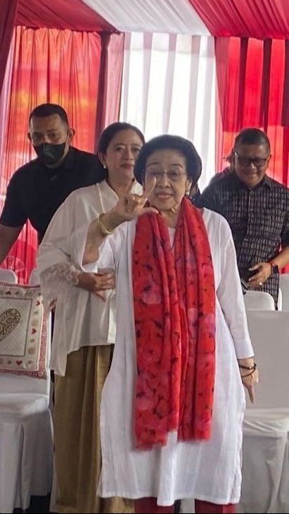 Megawati Pamer Pose 'Salam Metal' usai Mencoblos, Minta Rakyat Pilih dengan Hati Nurani