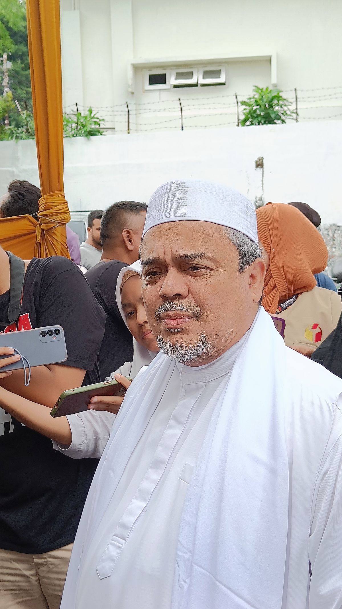 Potret Habib Rizieq Nyoblos di TPS Petamburan, Begini Respons Ditanya soal Anies-Cak Imin