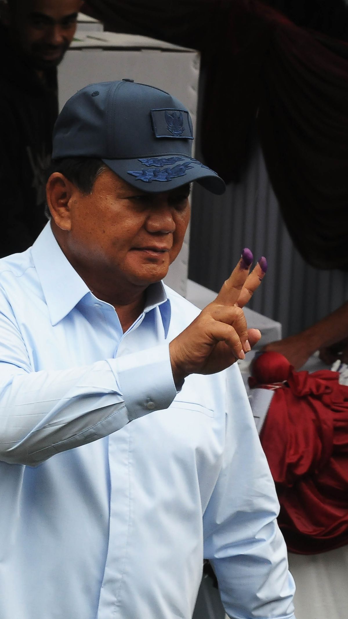 FOTO: Pose Prabowo dengan Tinta Dua Jari Usai Mencoblos di TPS 033 Bojong Koneng