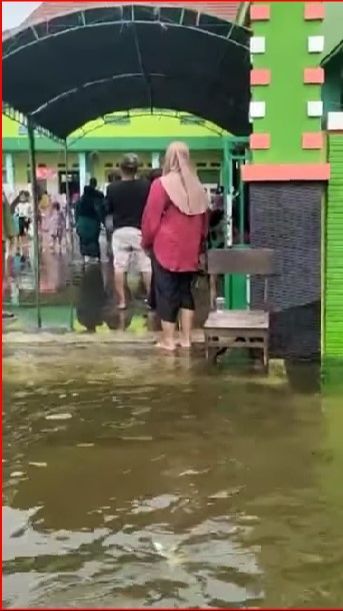 Momen Suasana Pemilu 2024 di Lokasi Banjir Besar Demak, Warga Tetap Bersemangat Datang ke TPS