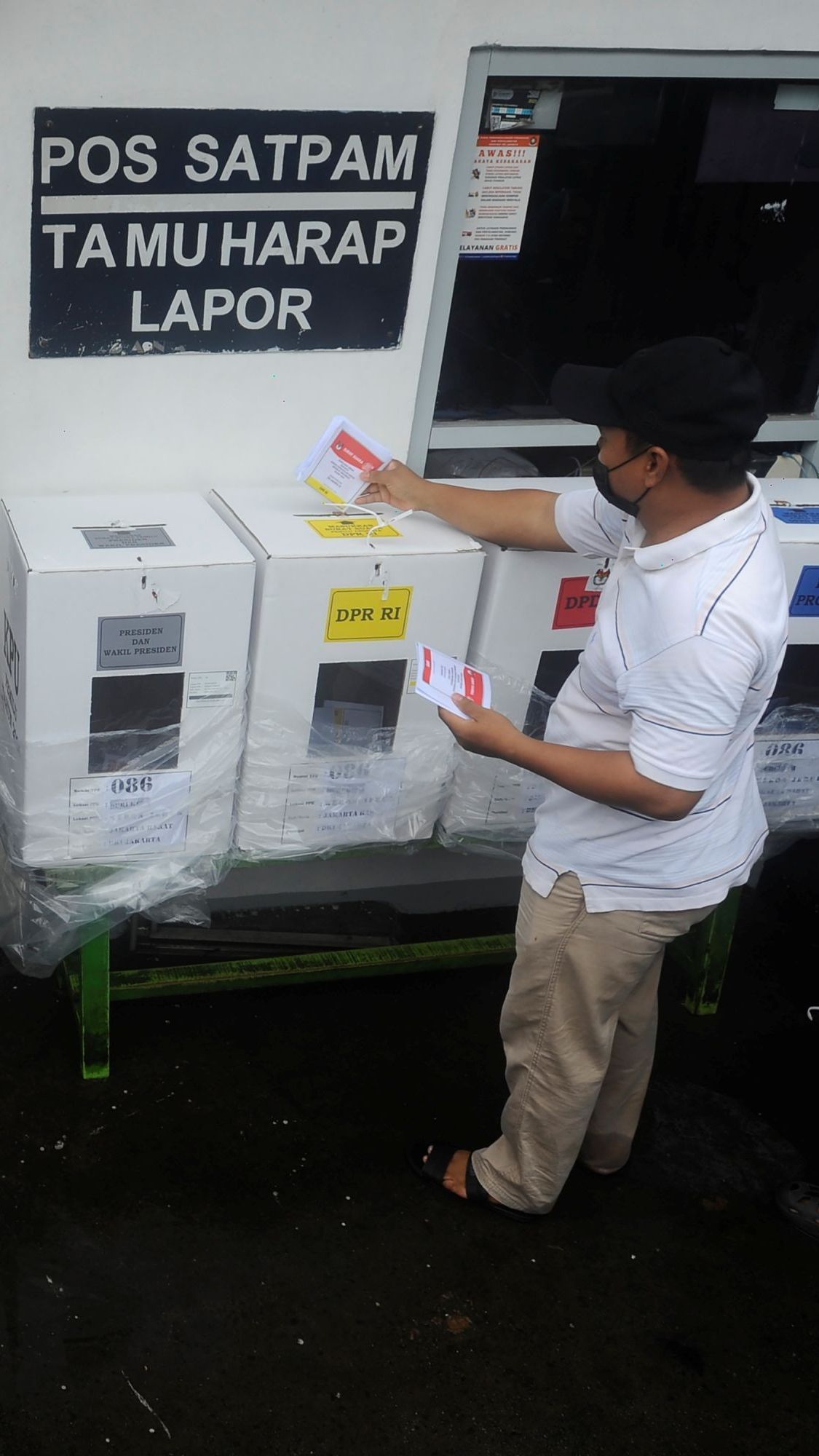 FOTO: Akibat Terjangan Banjir 1 Meter Melanda Duri Kepa, Warga Manfaatkan Pos Satpam Jadi TPS Darurat