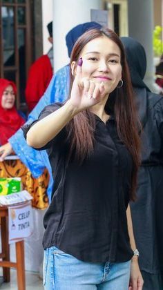 8 Foto Ayu Ting Ting dan Keluarga saat Datang ke TPS untuk Nyoblos: Kami Kompak Satu Pilihan Semua