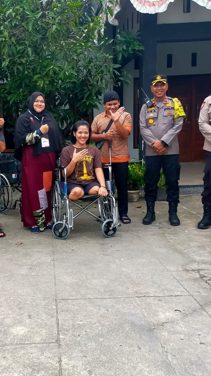 Kapolsek Tenayan Raya Antar Disabilitas ke TPS untuk Nyoblos