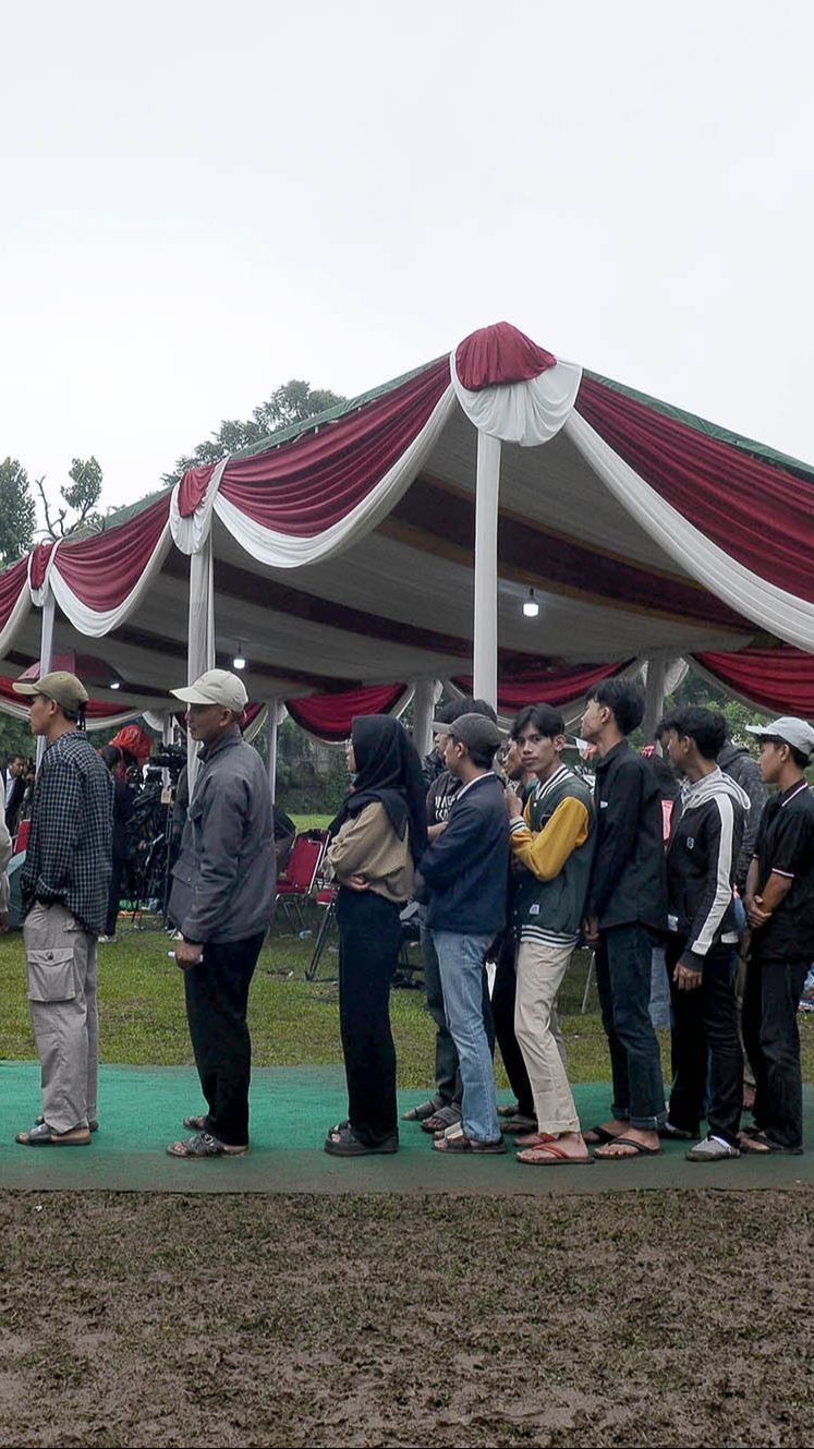 FOTO: Antrean Warga Ikut Pemungutan Suara Pemilu 2024 di TPS Tempat Prabowo Nyoblos