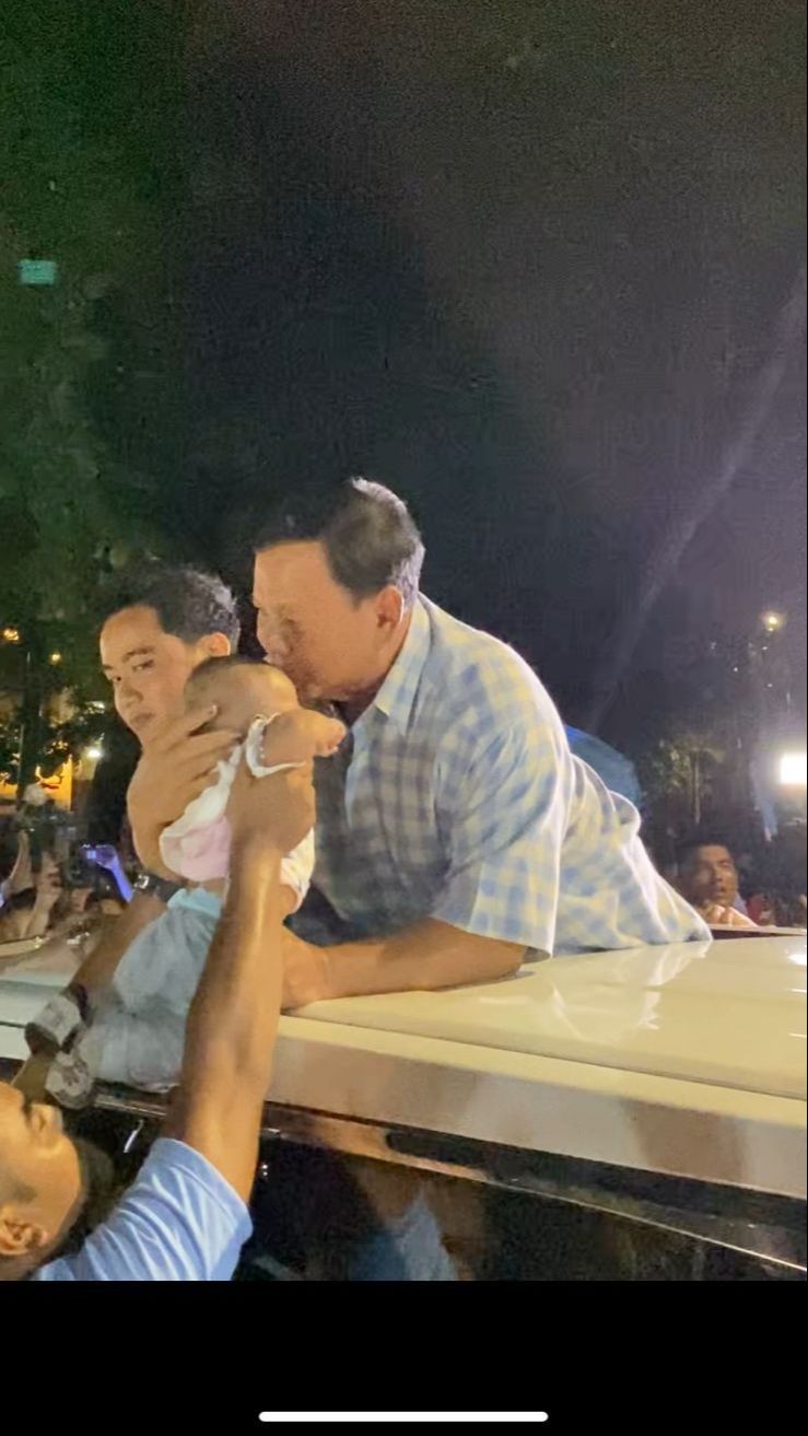 Momen Prabowo Cium Bayi Saat Tinggalkan Kertanegara Bersama Gibran