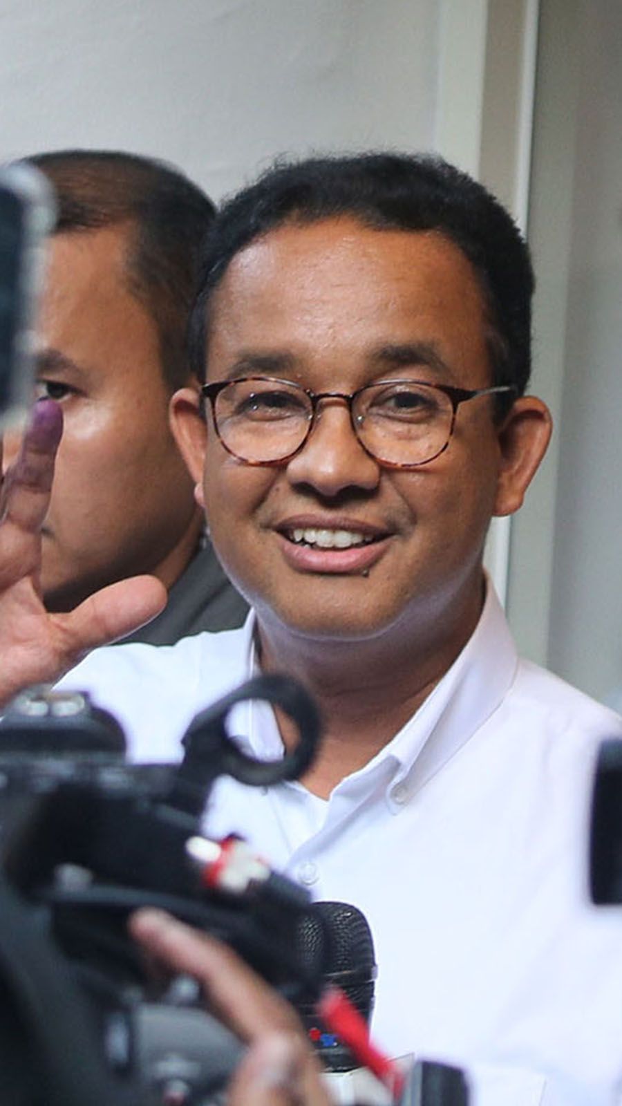 FOTO: Ekspresi Anies Baswedan Tinggalkan Markas Tim Pemenangan Usai Pantau Quick Count Pilpres 2024