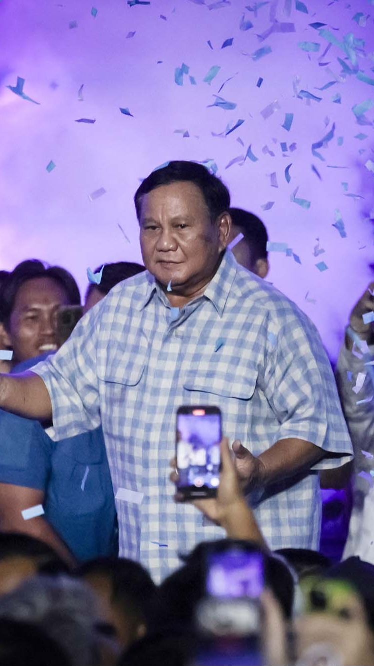 FOTO: Aksi Prabowo Joget Gemoy Usai Pidato Kemenangan Hasil Quick Count di Istora