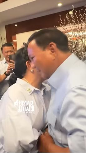 Momen Bahagia Unggul Versi Quick Count, Satu Rumah Riuh saat Prabowo dan Titiek Soeharto Cipika - Cipiki