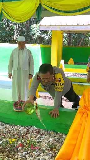 Wakapolri dan Istri Ziarah ke Makam Ulama Asal Yaman, Ada Momen Tiba-Tiba Tangan Sang Jenderal Diciumi Sosok 'Lucu'