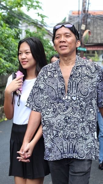 Potret Bimbim Slank Nyoblos Pemilu 2024 Bareng Keluarga, Paras Cantik Dua Putrinya Jadi Sorotan