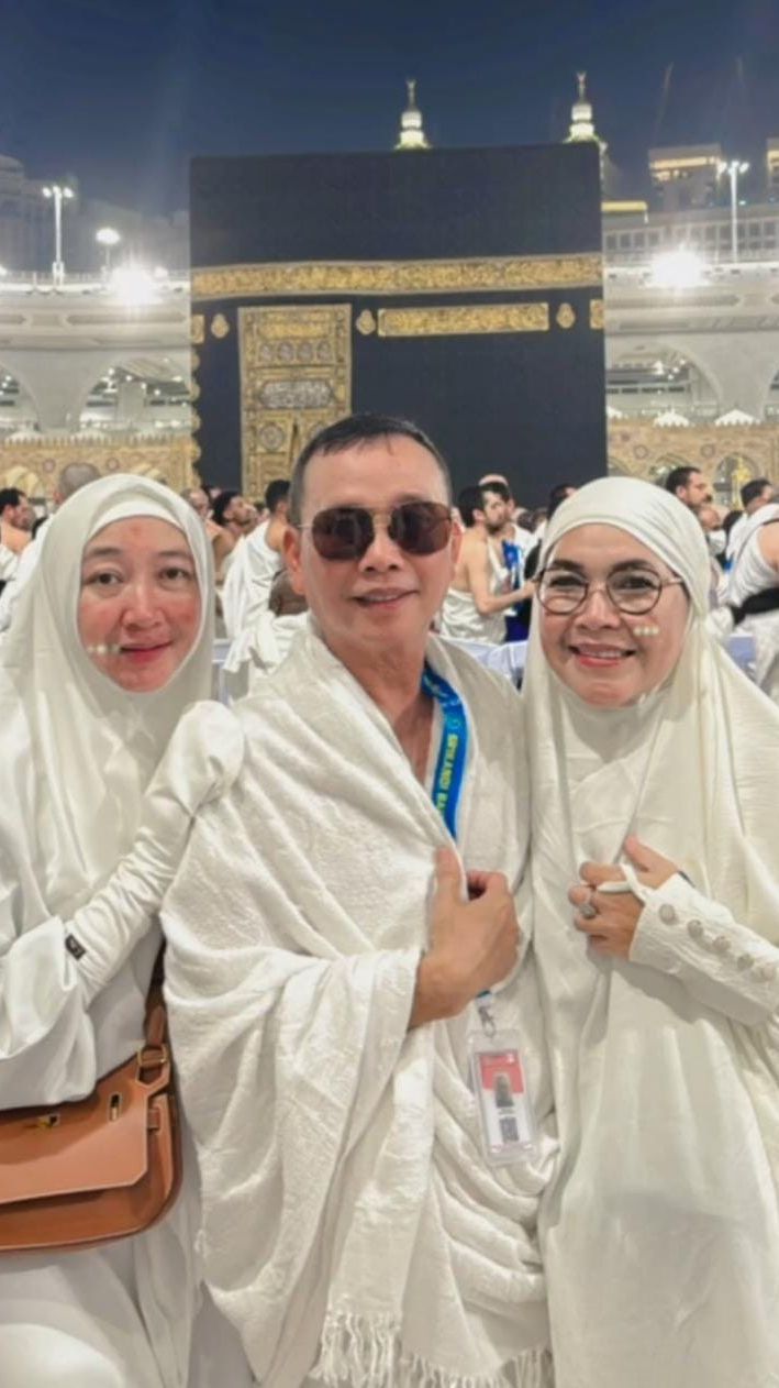 Potret Orangtua Ayu Ting Ting Umrah Bareng Calon Besan: Cuma Bisa Bersyukur Ya Allah