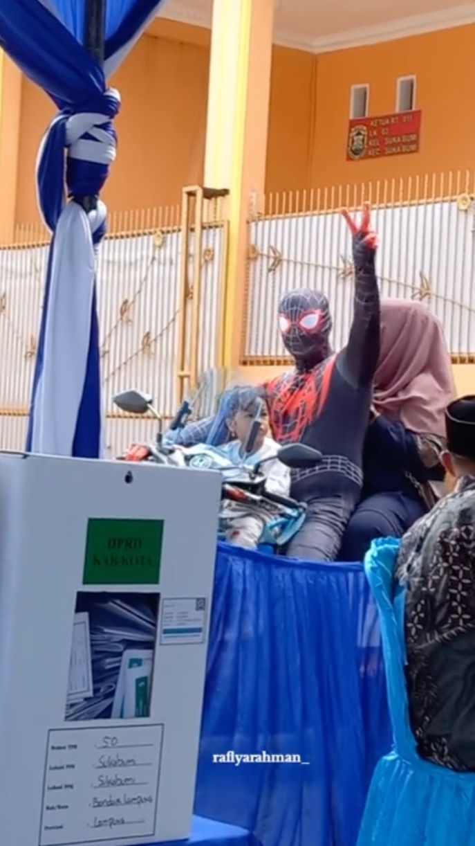 Deretan Aksi Kocak Warga saat Nyoblos ke TPS, Cosplay Spiderman hingga Ultraman