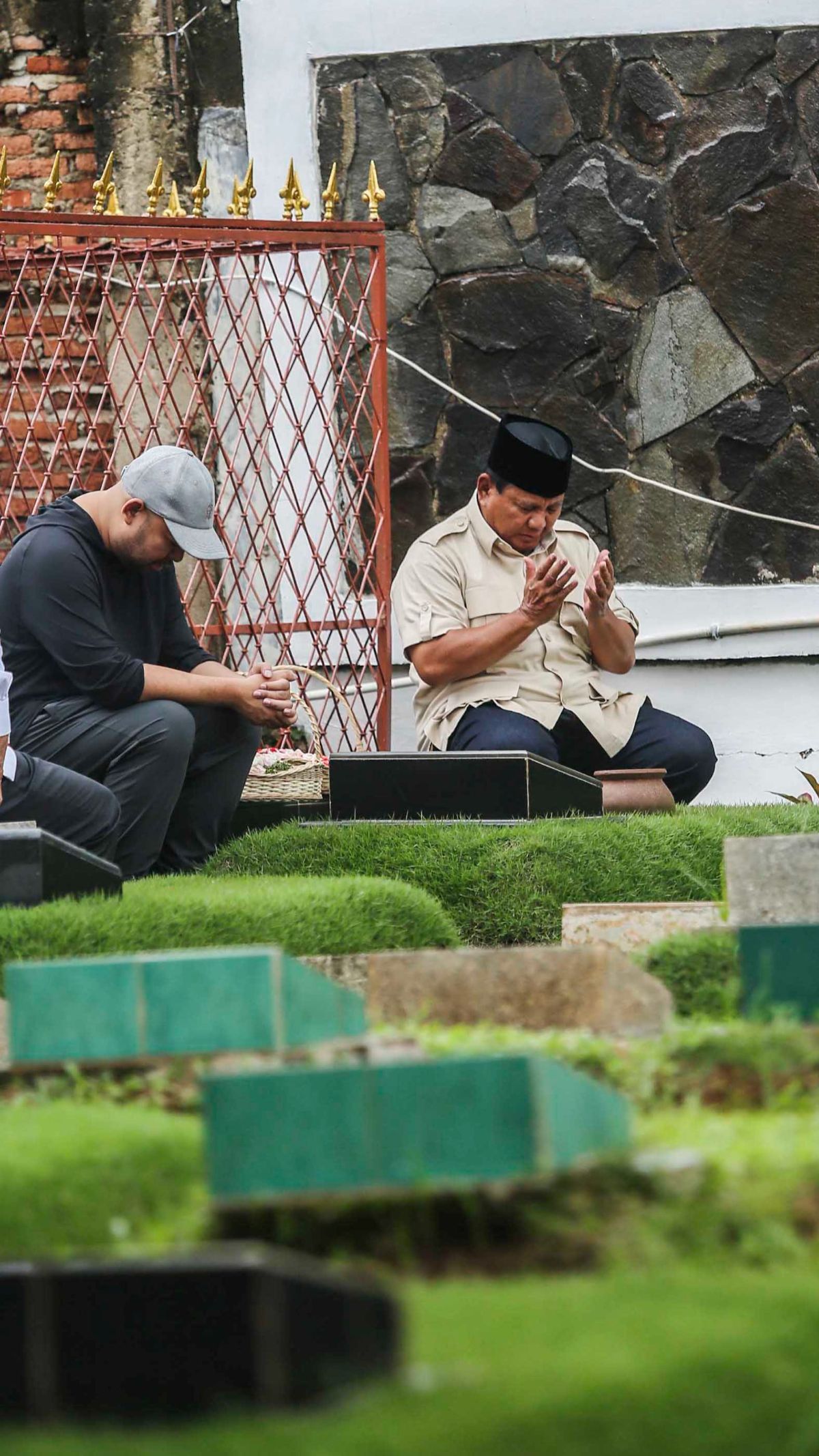 FOTO: Menang Quick Count Pilpres 2024, Prabowo Ziarah ke Makam Ayah dan Ibu