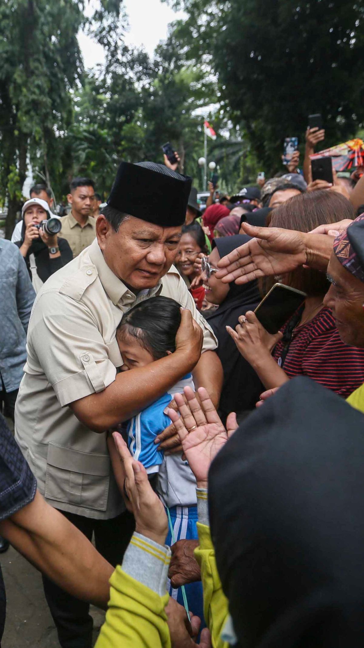 FOTO: Momen Prabowo Sapa Warga Usai Ziarah ke Makam Sang Ayah, Dapat Ucapan Selamat