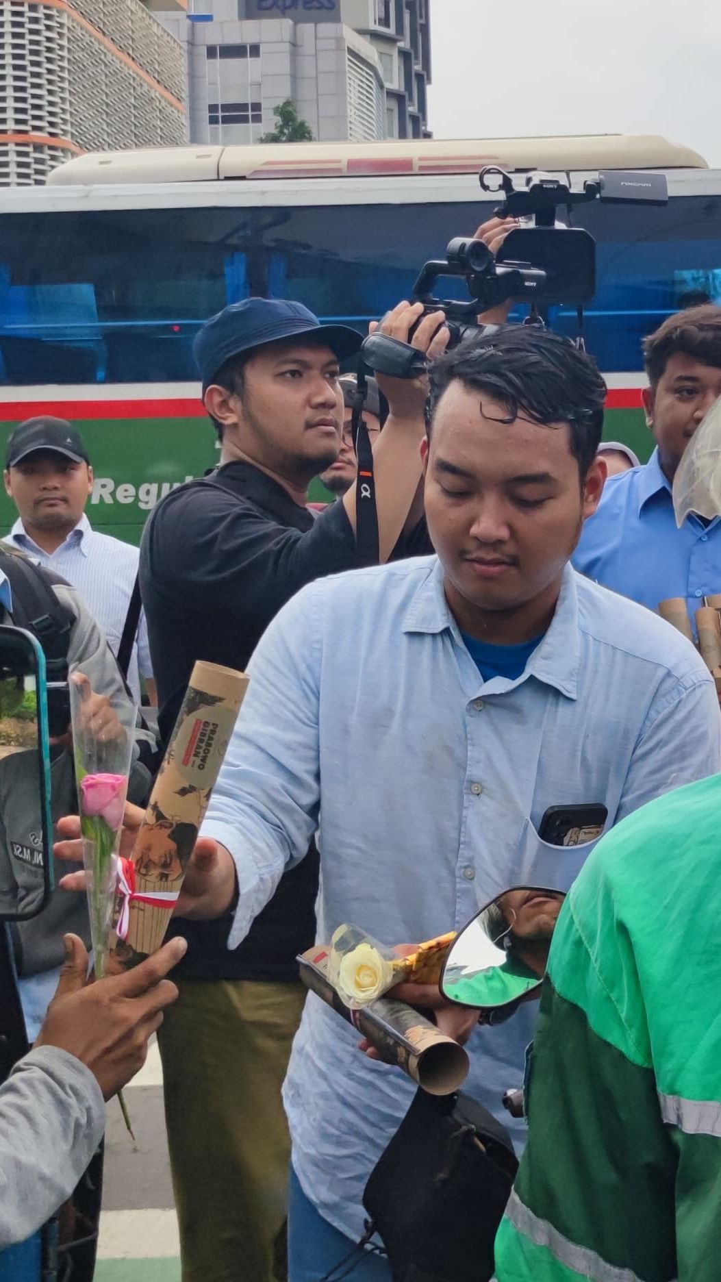 Prabowo-Gibran Menang versi Quick Count, TKN Bagi-Bagi Bunga dan Cokelat: Merangkul Seluruh Masyarakat