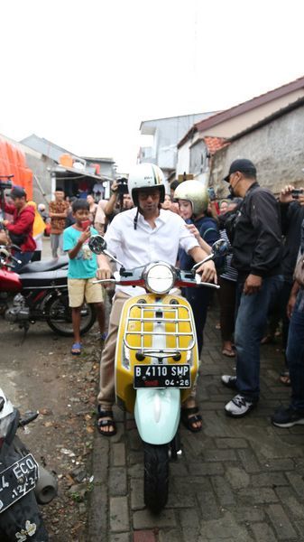 Naik Motor Berdua, 8 Foto Raffi Ahmad dan Nagita Slavina Nyoblos di TPS Dengan Outfit Sederhana