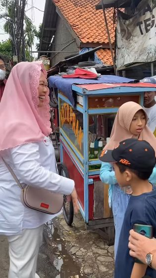 Gaya Sederhana Putri Presiden Jajan di Pinggir Jalan, Beli Lima Ketoprak Dibungkus