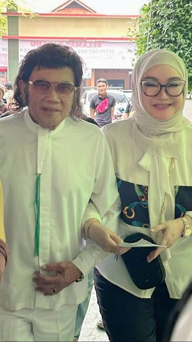 Jadi Pusat Perhatian, Ini 8 Potret Rhoma Irama Nyoblos di TPS Didampingi Istri Tercinta