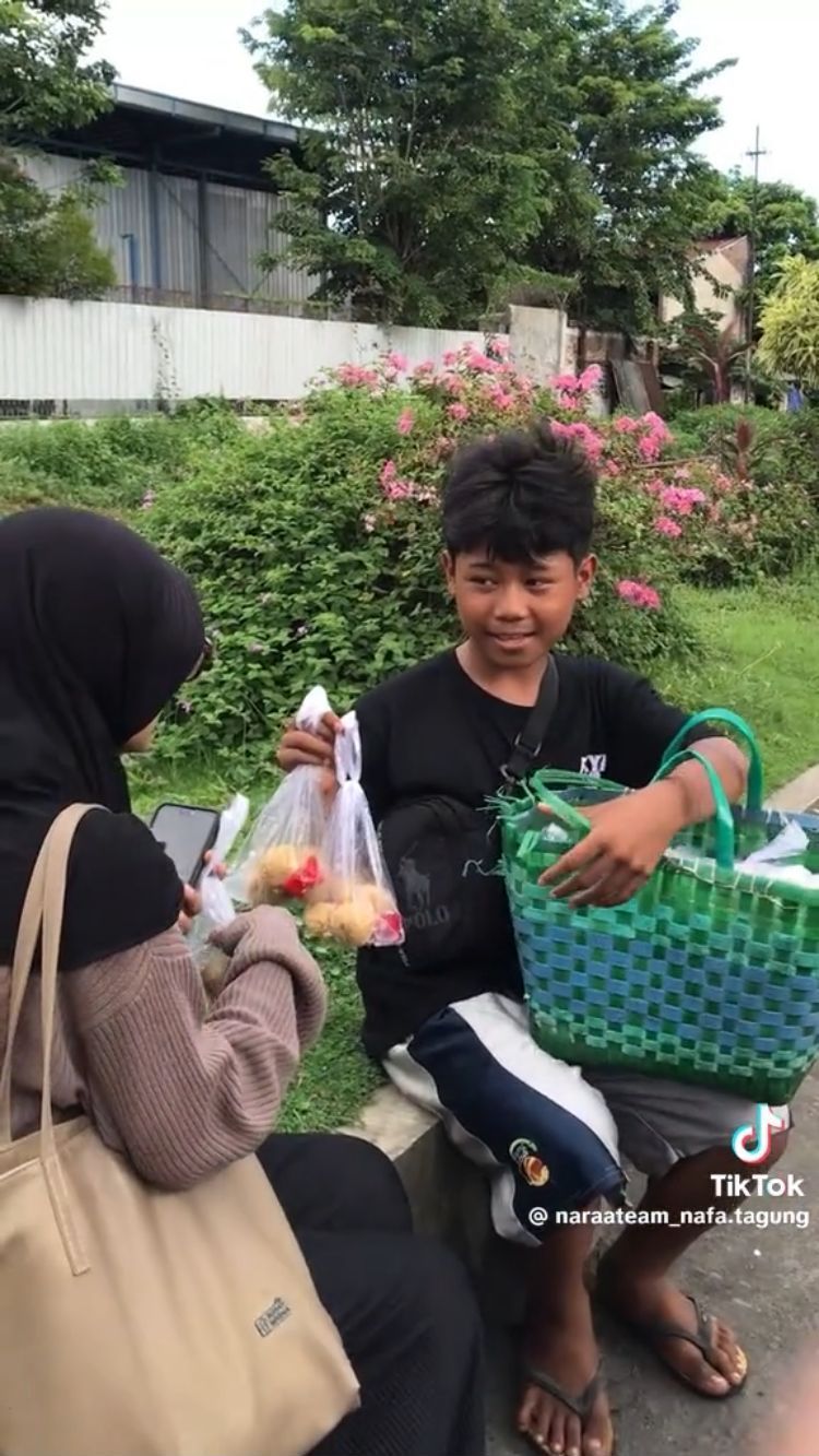 Kisah Anak Kelas 4 SD Jualan Tahu untuk Bantu Ibunya yang Sakit Ini Viral, Bikin Haru