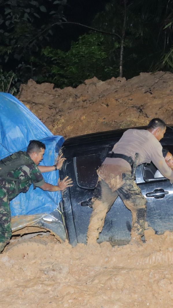 Mobil Logistik Pemilu Terjebak di Jalan Rusak Parah, Kapolres Inhu Turunkan Komunitas Off Road Evakuasi