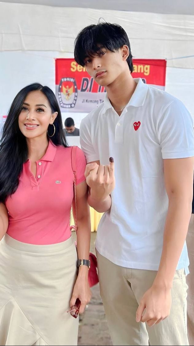 Tinggi dan Ganteng Putra Diah Permatasari Pertama Kali Nyoblos Acungkan Kelingking