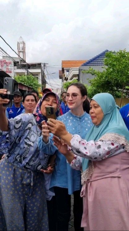 Dijuluki Sebagai Salah Satu Pejabat Tercantik, Potret Arumi Bachsin yang Kerap Diserbu Warga Untuk Foto Bersama